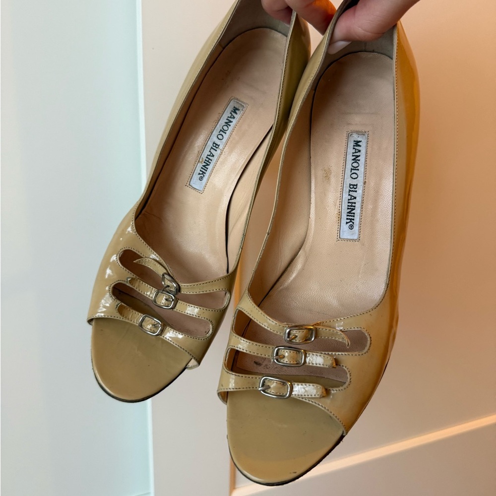 Manolo Blahnik Beige Patent Leather Heels
